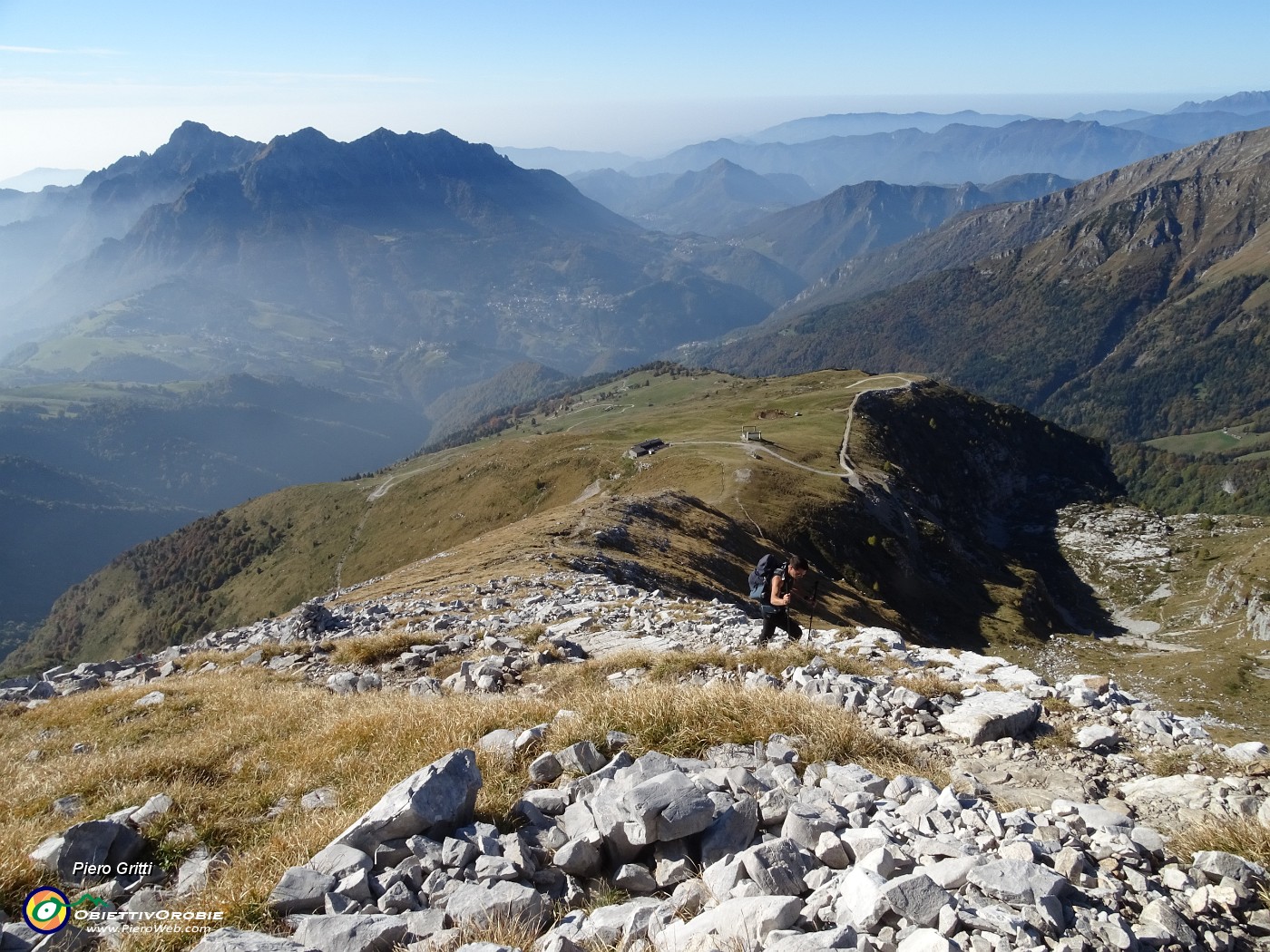 25 In decisa salita sul costone sud roccioso-erboso con vista su Capamma 2000 e verso l'Alben .JPG